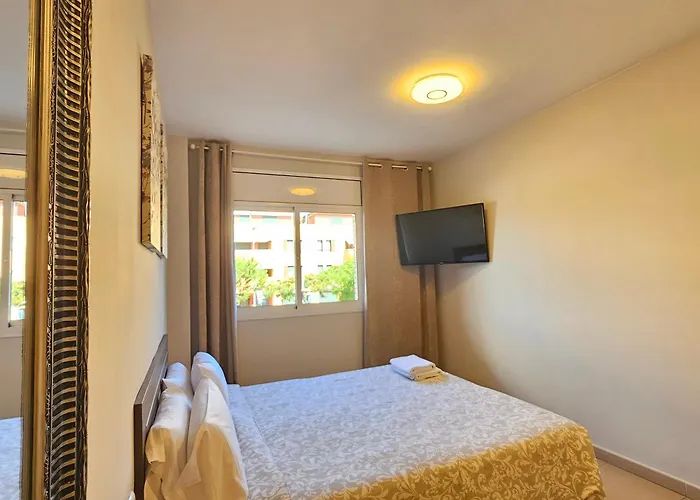 Comfortable With A Swimming Pool, 250m To The Sea. Lägenhet *