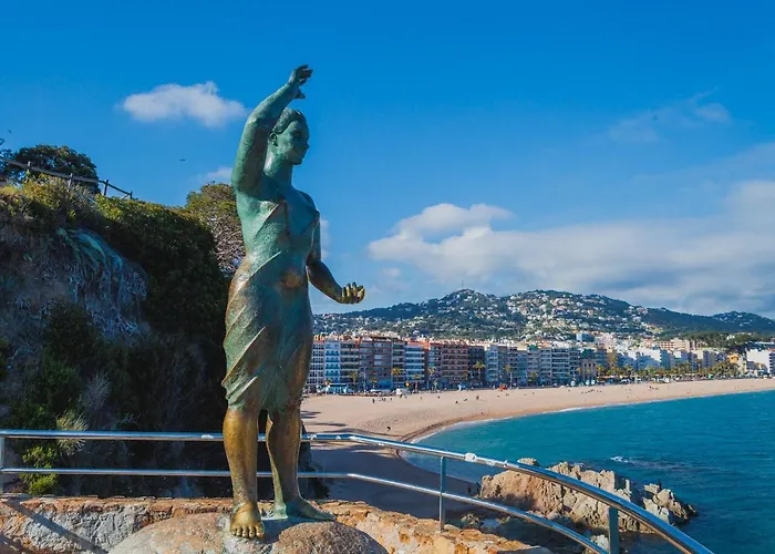 Apartamento Comfortable With A Swimming Pool, 250m To The Sea.