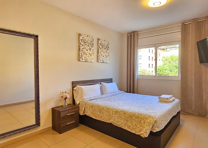 Comfortable With A Swimming Pool, 250m To The Sea.